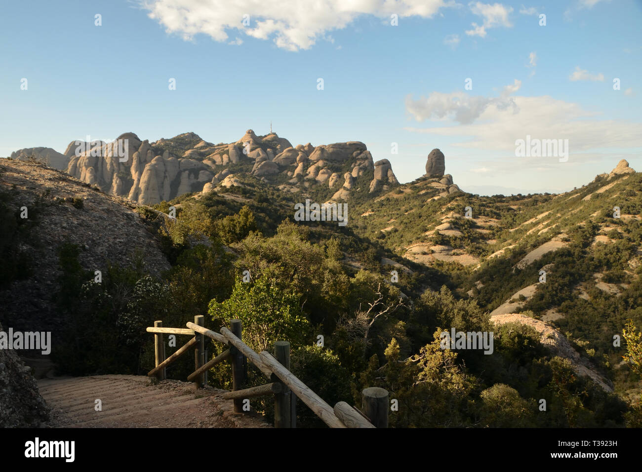 Ein Fußweg auf einem Berg mit felsigen Gipfeln und Aufschlüsse Stockfoto