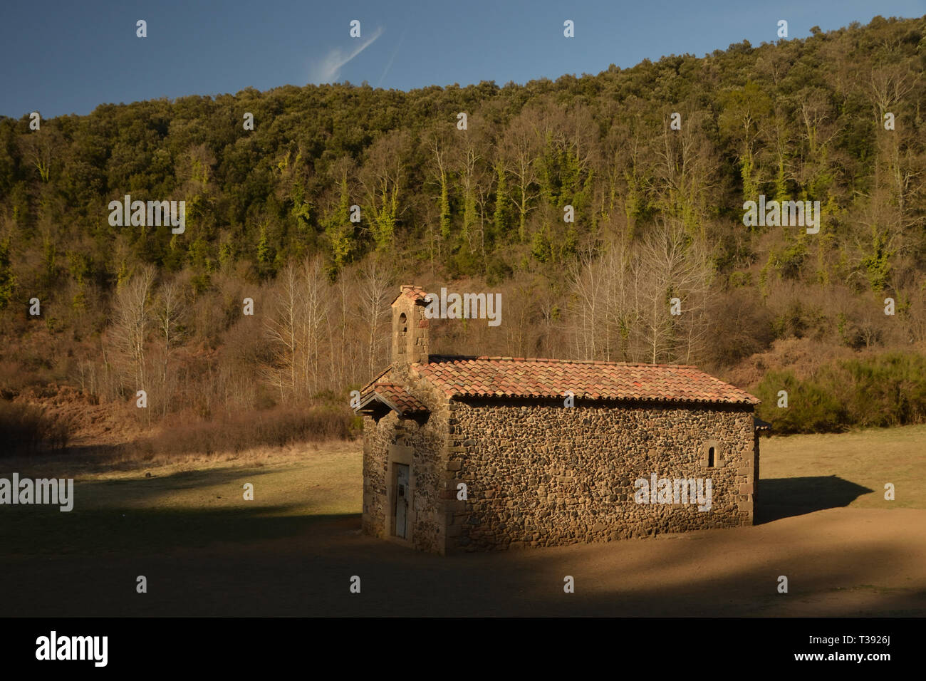 Die kleine Kirche Gebäude im Krater des Vulkans Santa Margarida, Teil der vulkanischen Garrotxa Park, Spanien Stockfoto