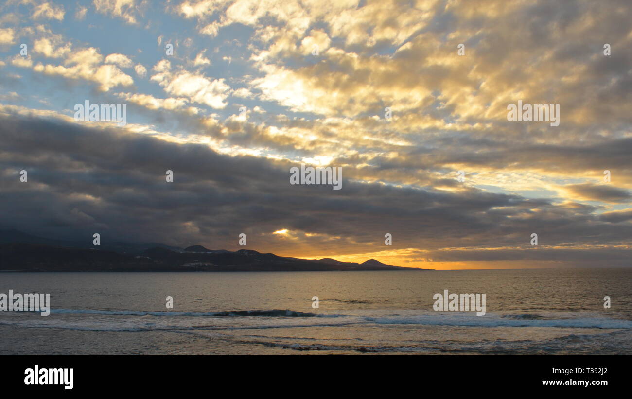 Atardecer en Playa de Gran Canaria. Sonnenuntergang in Gran Canaria Strand. Stockfoto