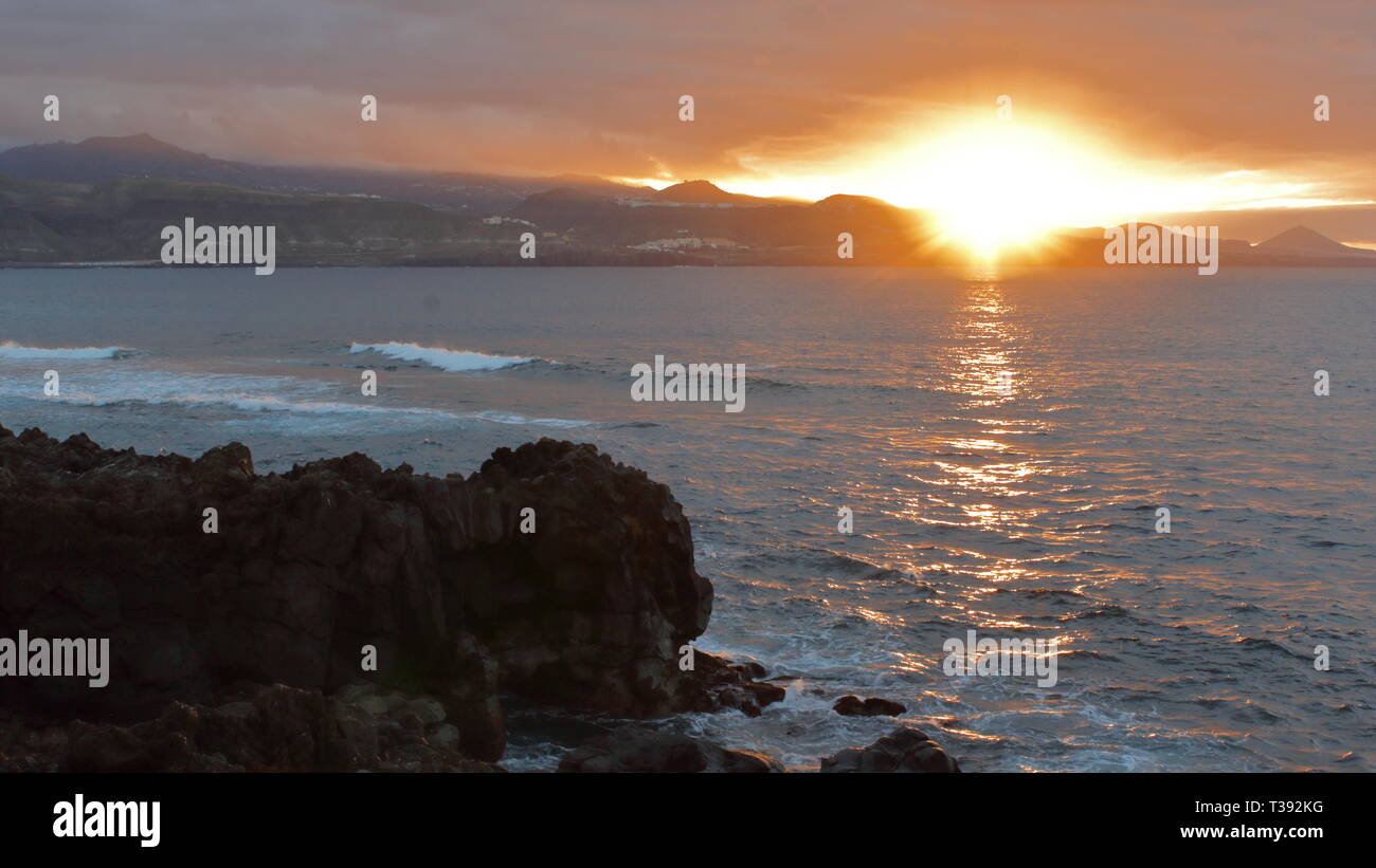 Atardecer en Playa de Gran Canaria. Sonnenuntergang in Gran Canaria Strand. Stockfoto