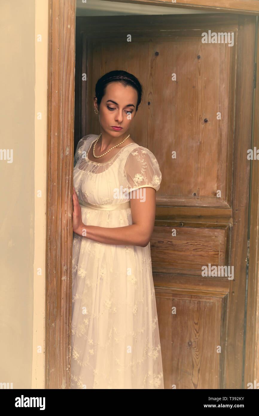 Junge Dame in authentischen Regency Kleid in einer Tür Stockfoto