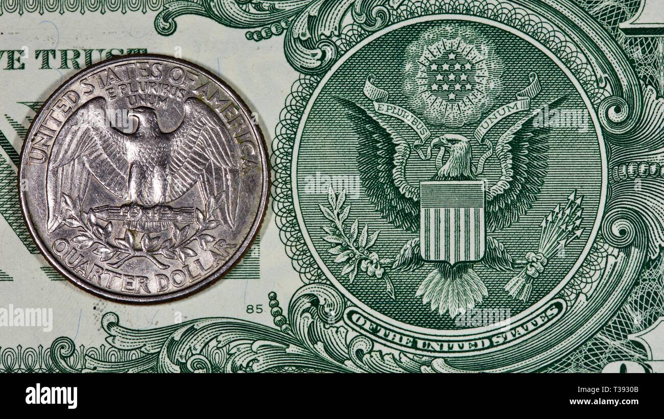 American Quarter dollar Münze auf einen Dollarschein Stockfoto