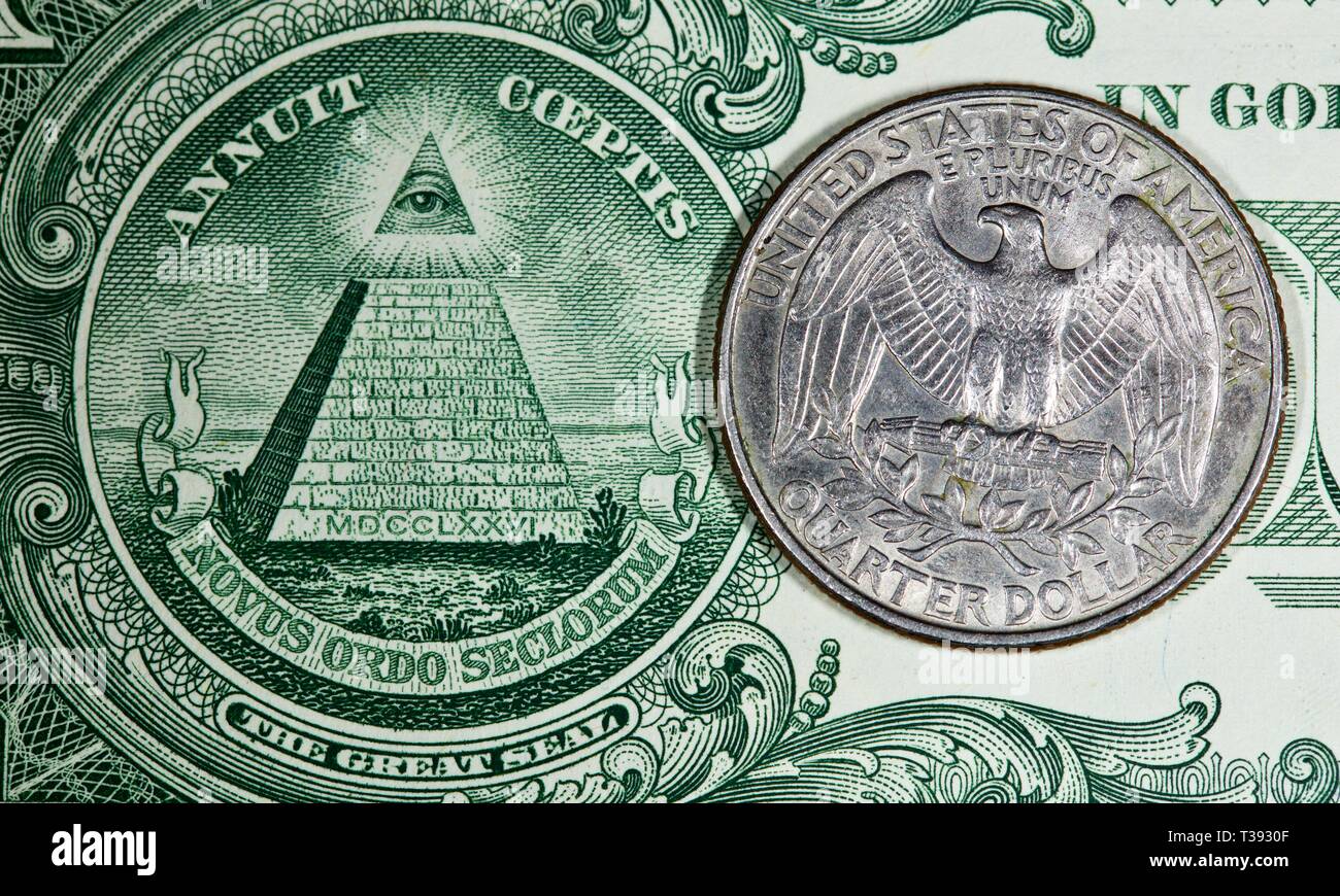 American Quarter dollar Münze auf einen Dollarschein Stockfoto