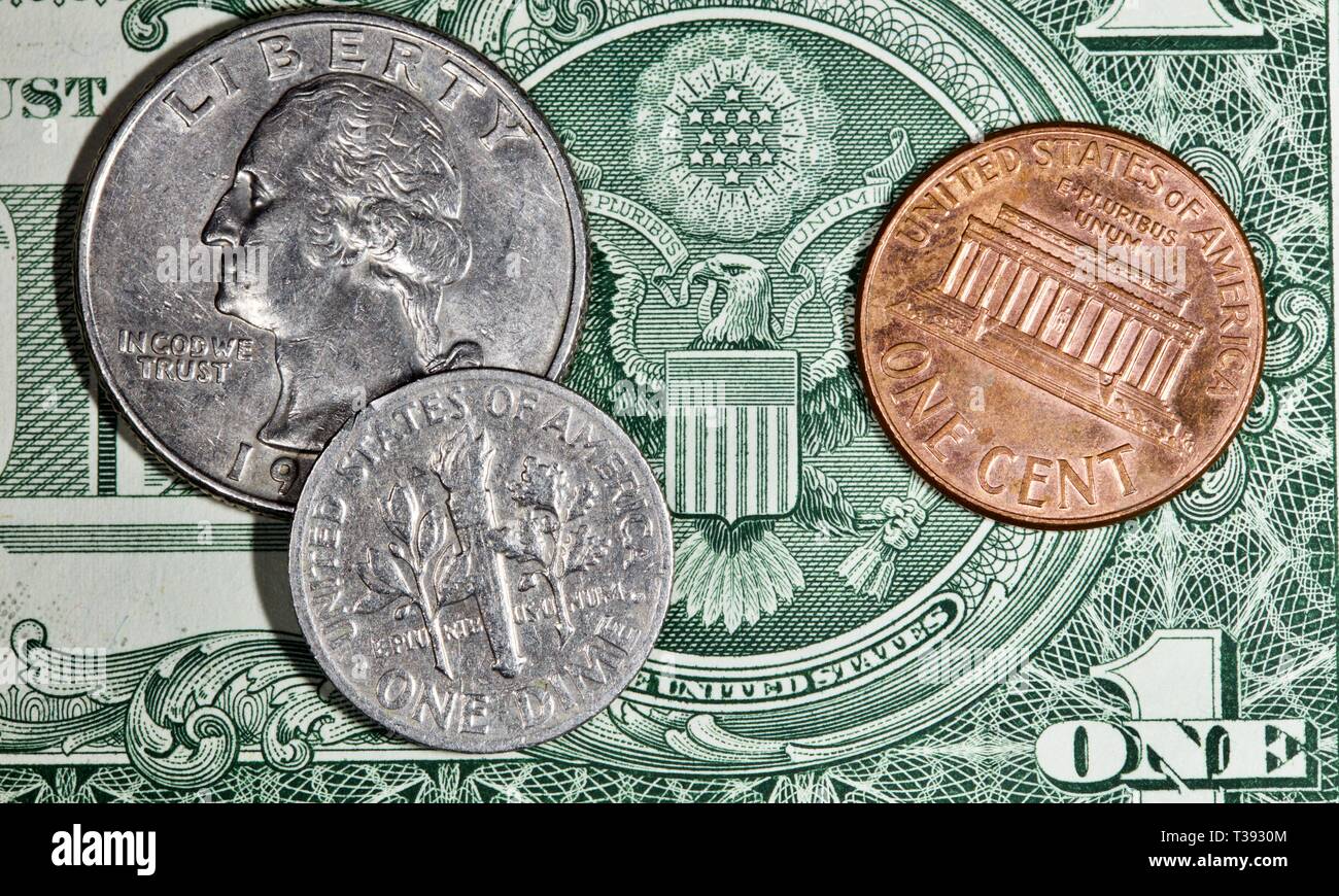 Amerikanische Münzen auf einen Dollar Bill Stockfoto