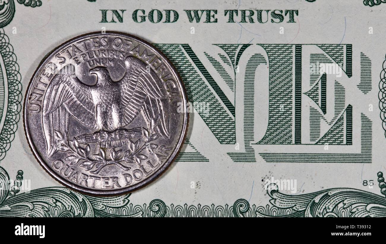 American Quarter dollar Münze auf einen Dollarschein Stockfoto