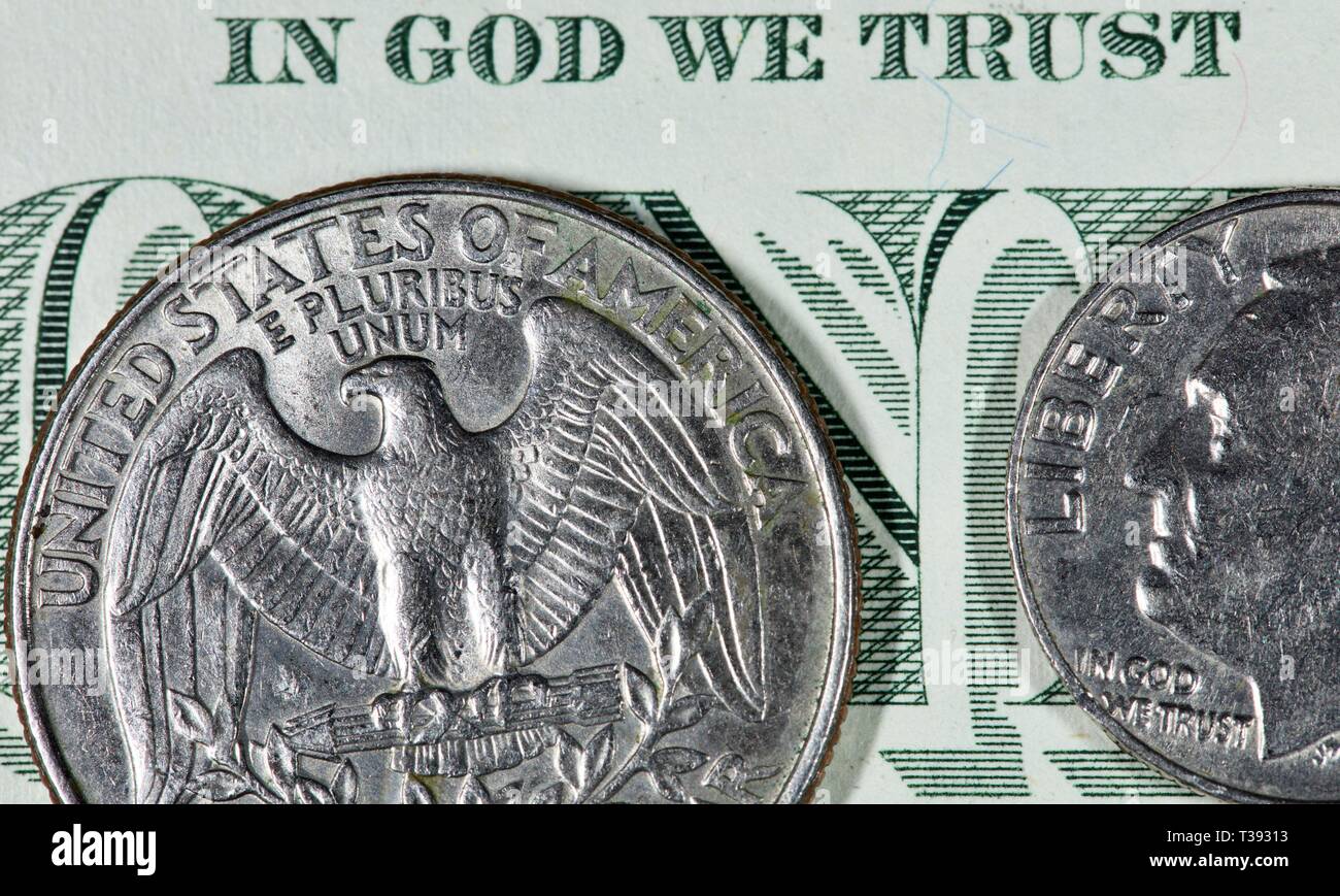 Amerikanische Münzen auf einen Dollar Bill Stockfoto