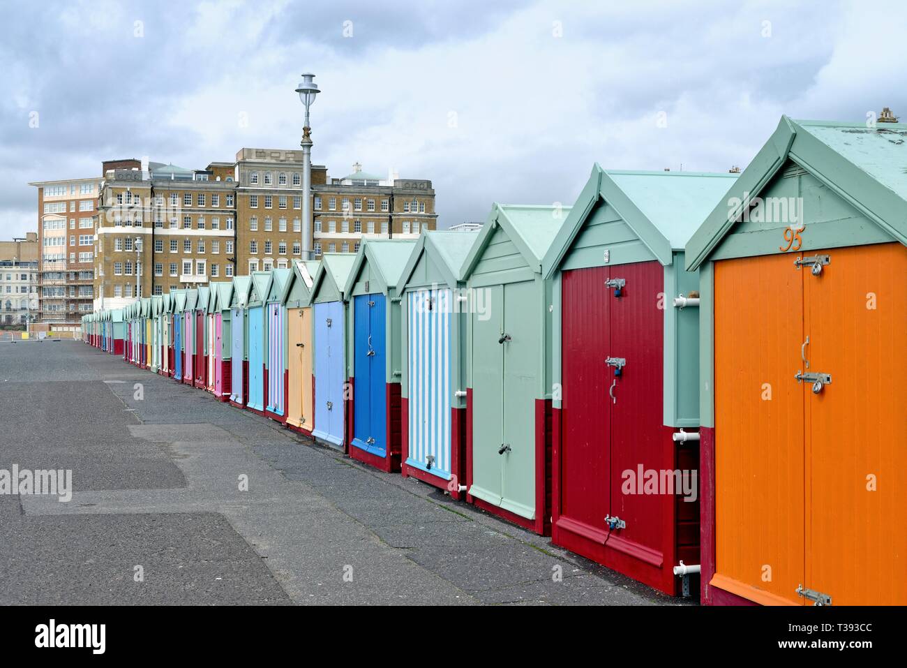 Bunten Badekabinen am Meer in Hove, East Sussex England Großbritannien Stockfoto