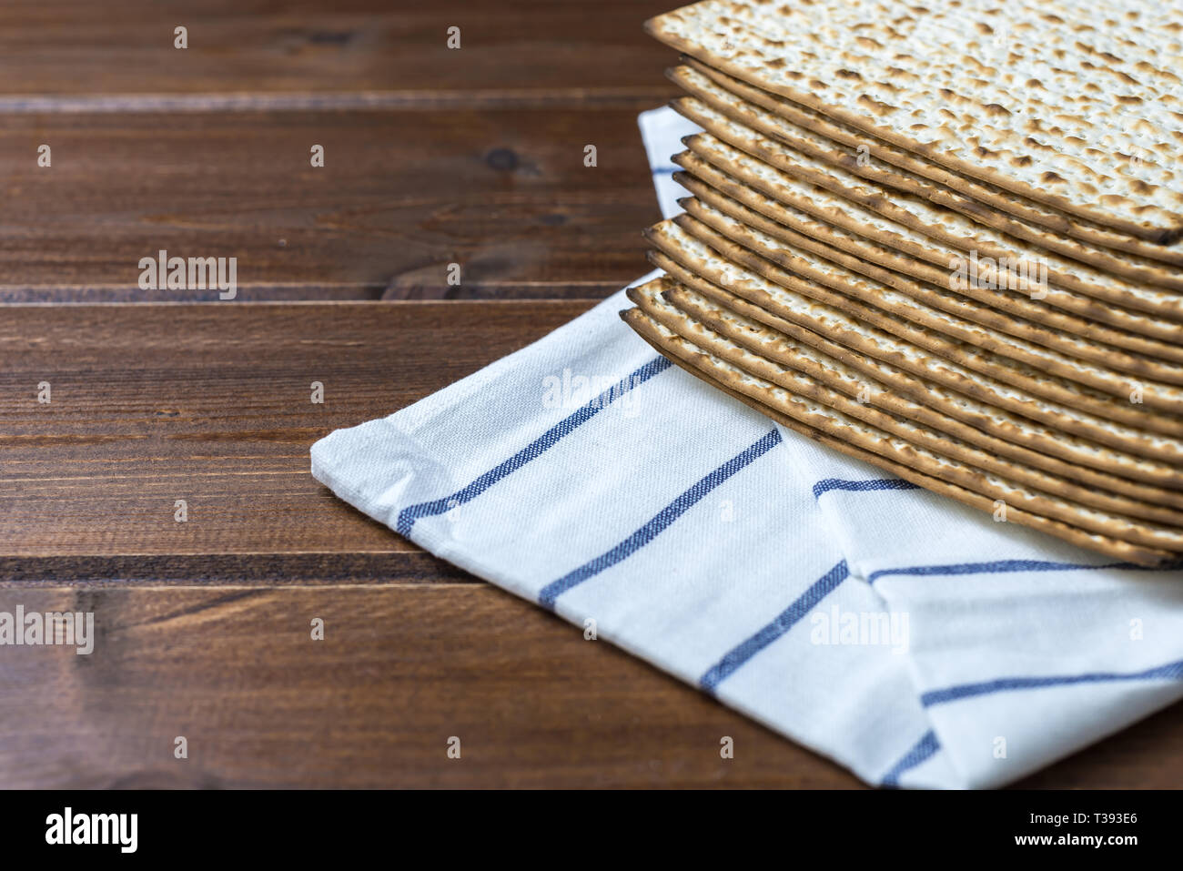 Stapel von mazze oder matza auf einem Holztisch Stockfoto