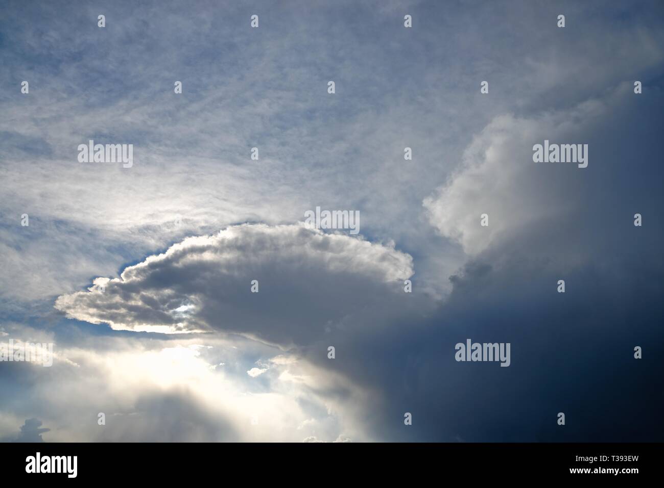 Ungewöhnlicher Wolkenbildung und Form in einem Winter sky Surrey UK Stockfoto