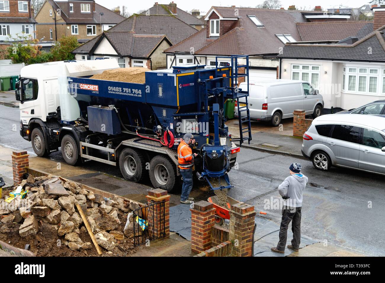 Ein Lkw liefern fertige Beton zu einem Suburban House derzeit Bauarbeiten Shepperton Surrey England Großbritannien Stockfoto