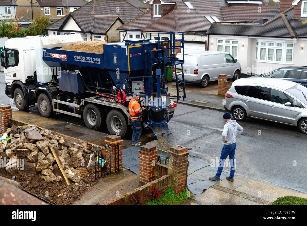 Ein Lkw liefern fertige Beton zu einem Suburban House derzeit Bauarbeiten Shepperton Surrey England Großbritannien Stockfoto