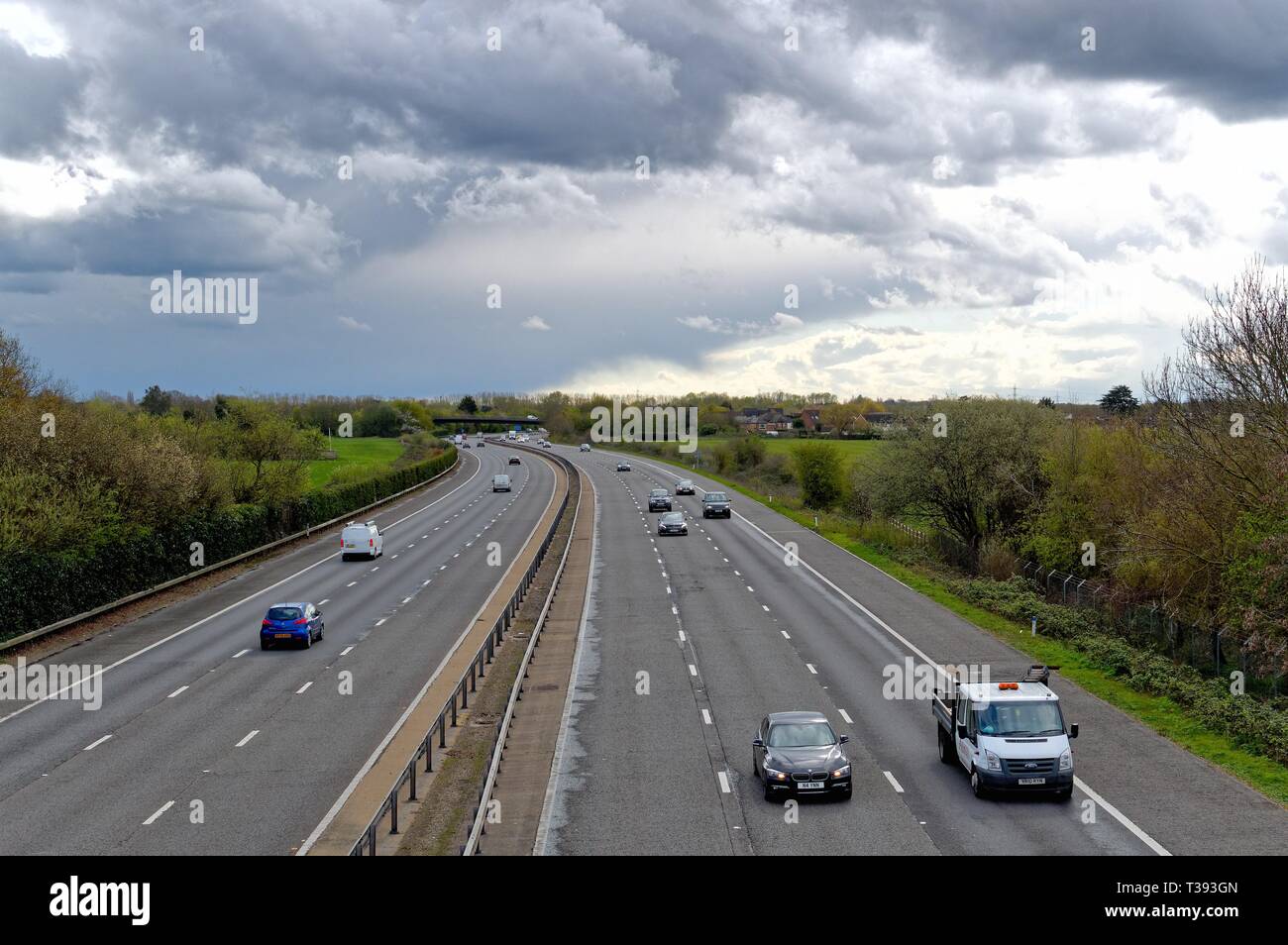 Erhöhten Blick auf die Autobahn M3 mit Gathering Storm clouds in der Ferne, Shepperton Surrey England Großbritannien Stockfoto