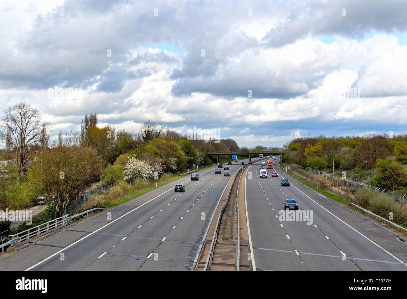 Erhöhten Blick auf die Autobahn M3 mit Gathering Storm clouds in der Ferne, Shepperton Surrey England Großbritannien Stockfoto