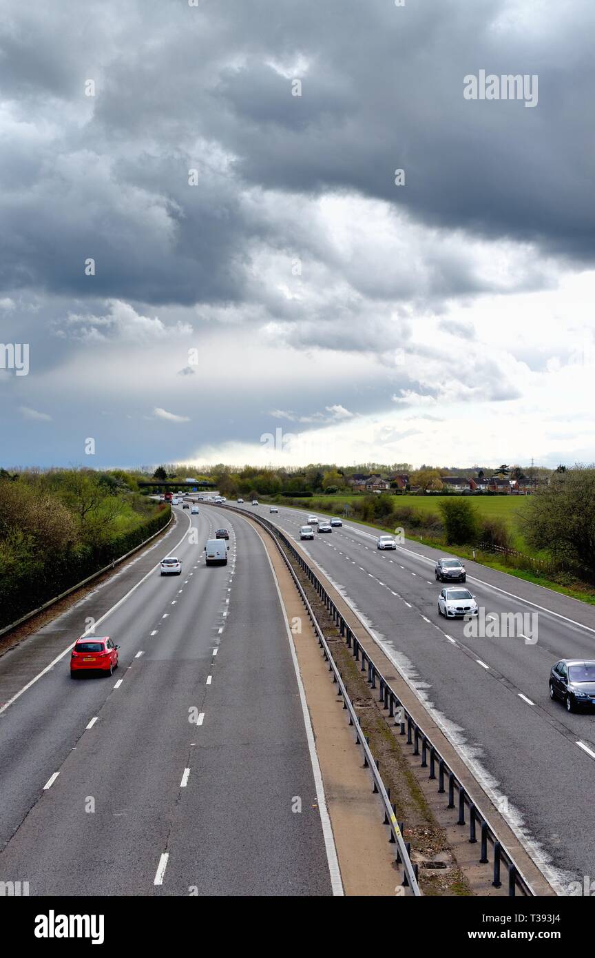 Erhöhten Blick auf die Autobahn M3 mit Gathering Storm clouds in der Ferne, Shepperton Surrey England Großbritannien Stockfoto
