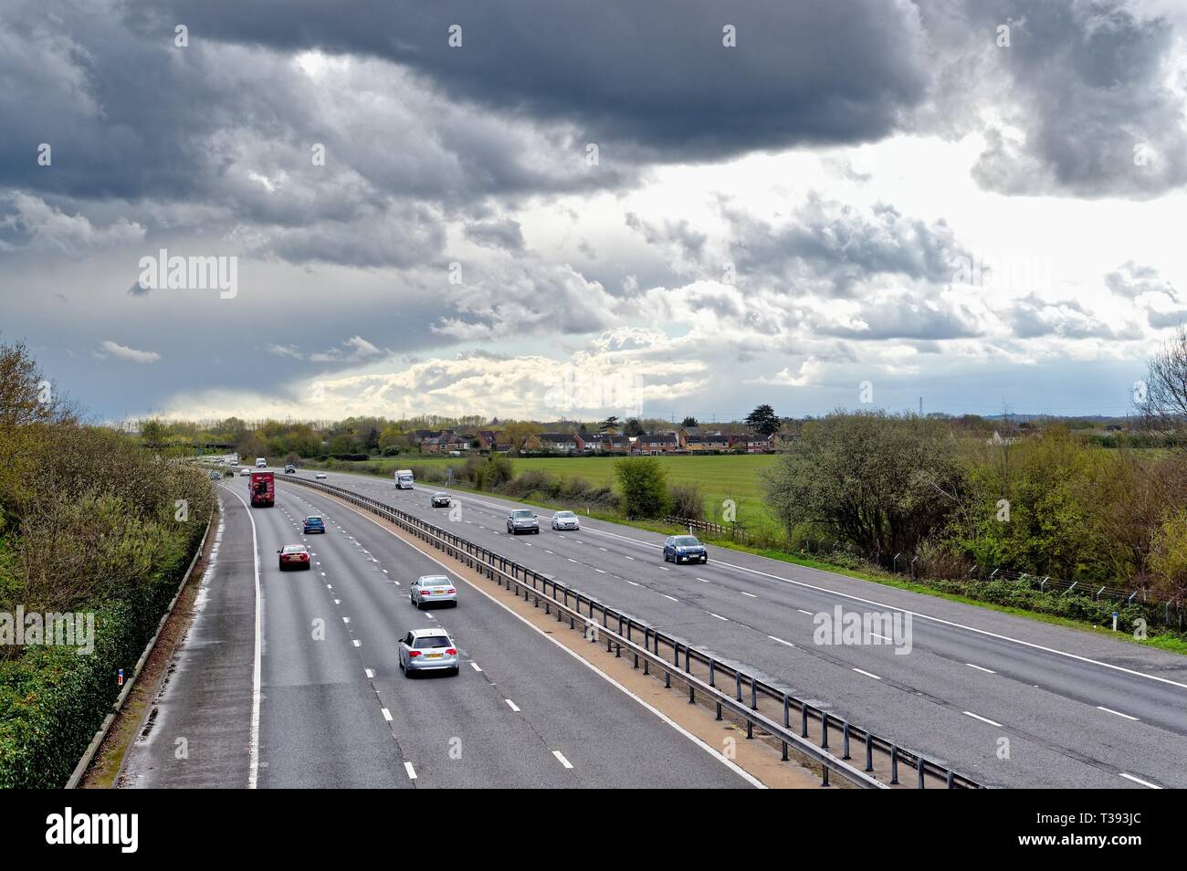 Erhöhten Blick auf die Autobahn M3 mit Gathering Storm clouds in der Ferne, Shepperton Surrey England Großbritannien Stockfoto