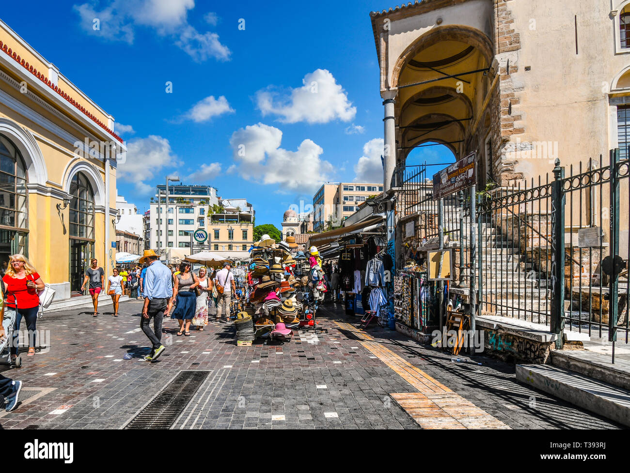 Touristen einkaufen und besichtigen die Stores, Marktplatz und Ständen Geschenke in der Monastiraki Platz an einem sonnigen Tag in Athen, Griechenland. Stockfoto