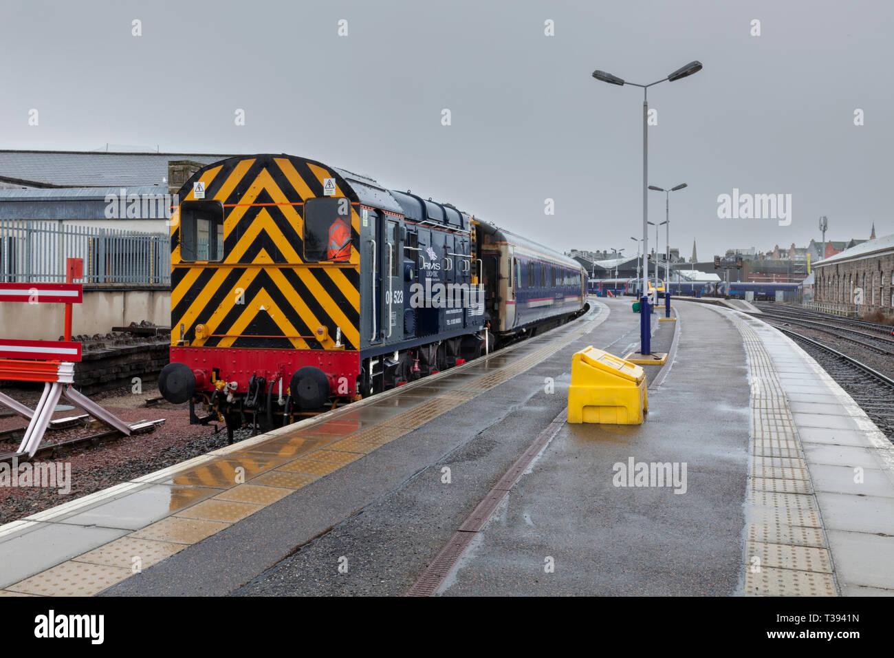 Klasse 08 Rangierlokomotive am Bahnhof Inverness mit dem leeren Wagen, die als Caledonian Sleeper Zug von London angekommen waren. Stockfoto