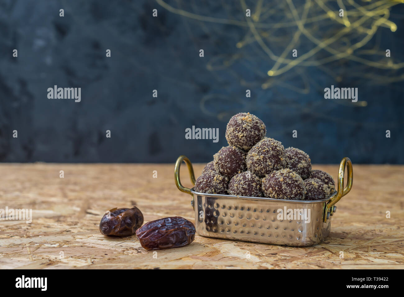 Termine und Haferflocken Energie Kugeln oder beißt keinen Koch Stockfoto