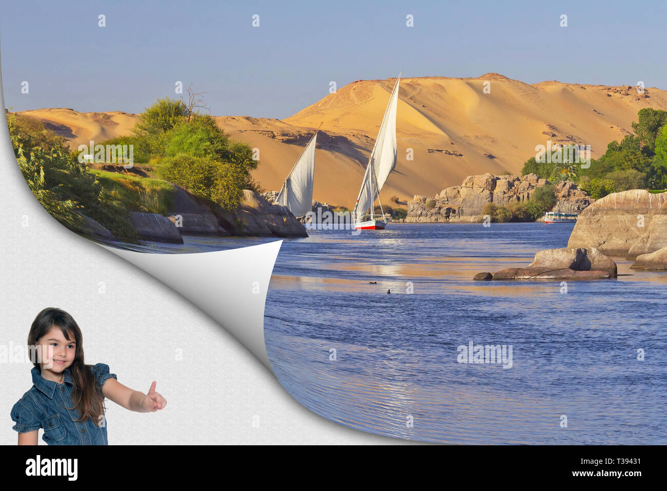 Cute gegerbt kleines Mädchen stand in einer Ecke des Fotos auf Zeigt die berühmte Segelboote Segeln auf dem Nil in der Nähe von Aswan mit Sanddünen Stockfoto