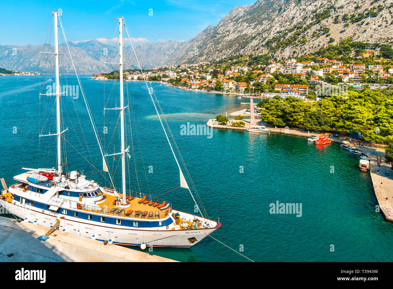 Eine Segelyacht wird auf der Boka Bucht im Hafen der mittelalterlichen Stadt Kotor, Montenegro, gehegt. Stockfoto