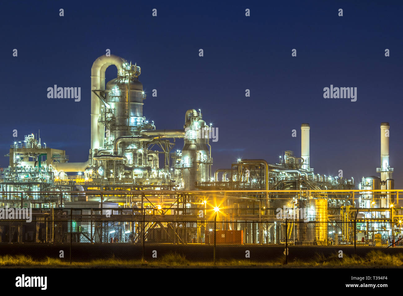 Detail der beleuchteten petrochemische Industrie in Dunkelheit auf Maasvlakte im Hafen von Rotterdam, Niederlande Stockfoto
