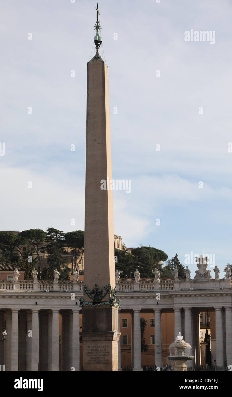 Sehr hohe alten eyptian Obelisk auf dem Petersplatz im Vatikan Stockfoto