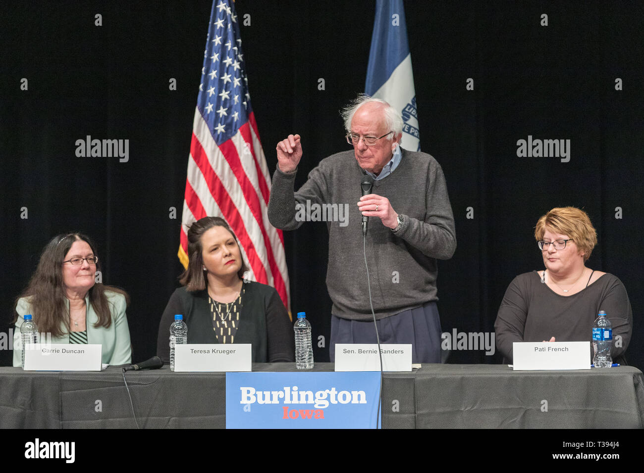 Vermont Senator Bernie Sanders hielt einen Präsidentschaftswahlkampf Rathaus Sitzung an Aldo Leopold an der mittleren Schule in Burlington, Iowa, USA. Stockfoto