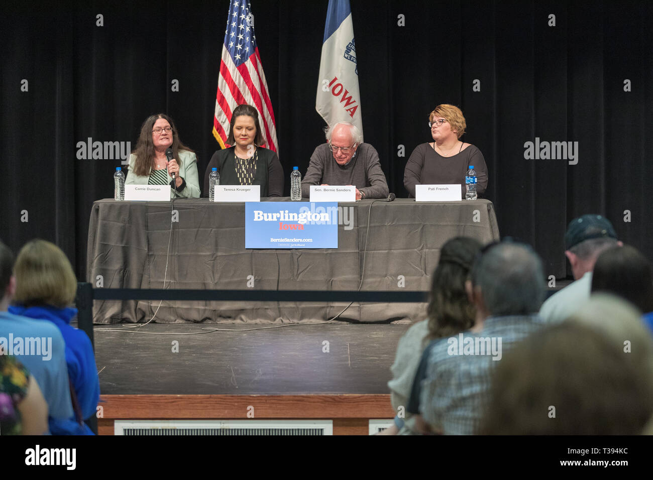 Vermont Senator Bernie Sanders hielt einen Präsidentschaftswahlkampf Rathaus Sitzung an Aldo Leopold an der mittleren Schule in Burlington, Iowa, USA. Stockfoto