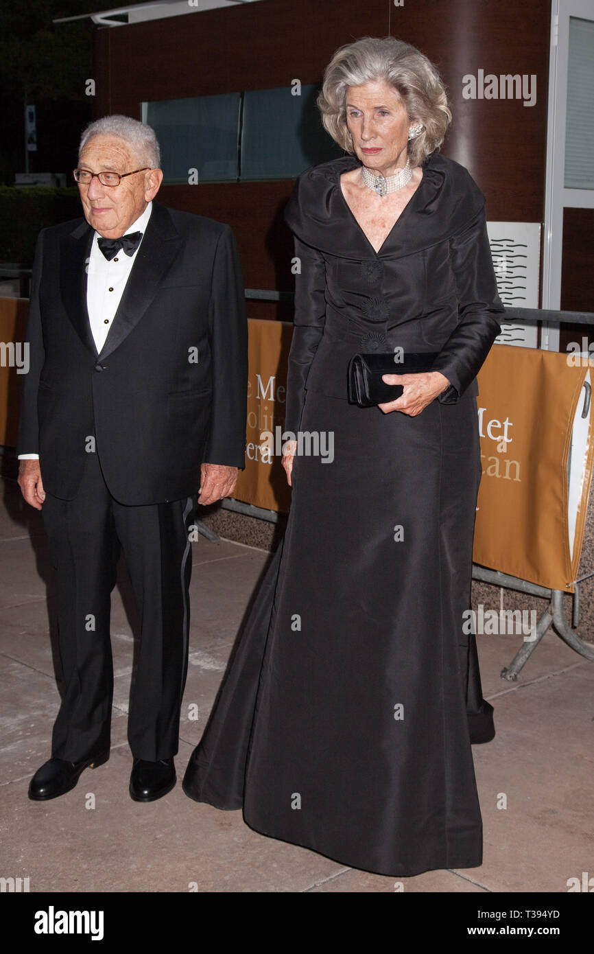 Dr. Henry Kissinger und seine Frau Nancy Kissinger kommen in der Saison Eröffnung der Metropolitan Opera, mit der neuen Produktion von "Tosca" Stockfoto