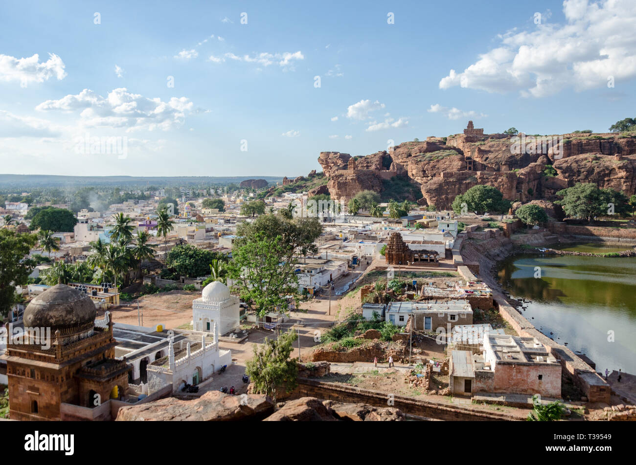 Anzeigen von Badami Stadt neben Agastya See von Badami Höhlentempeln, Karnataka, Indien Stockfoto