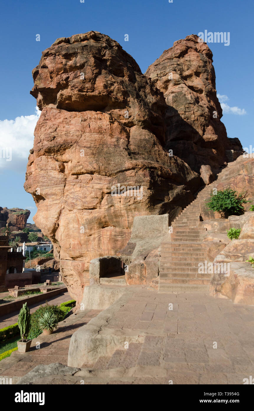 Treppe zu Ebene 2, 3 und 4 von Badami Höhlentempeln in Karnataka, Indien. Stockfoto