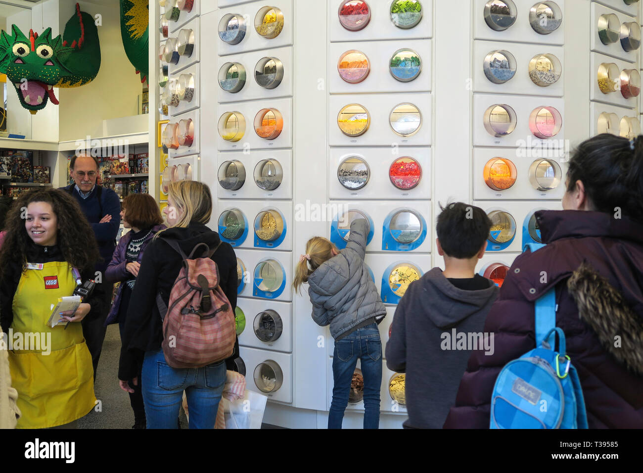 LEGO Spielzeug Plastikziegelsteine Display, LEGO Store, NYC Stockfoto