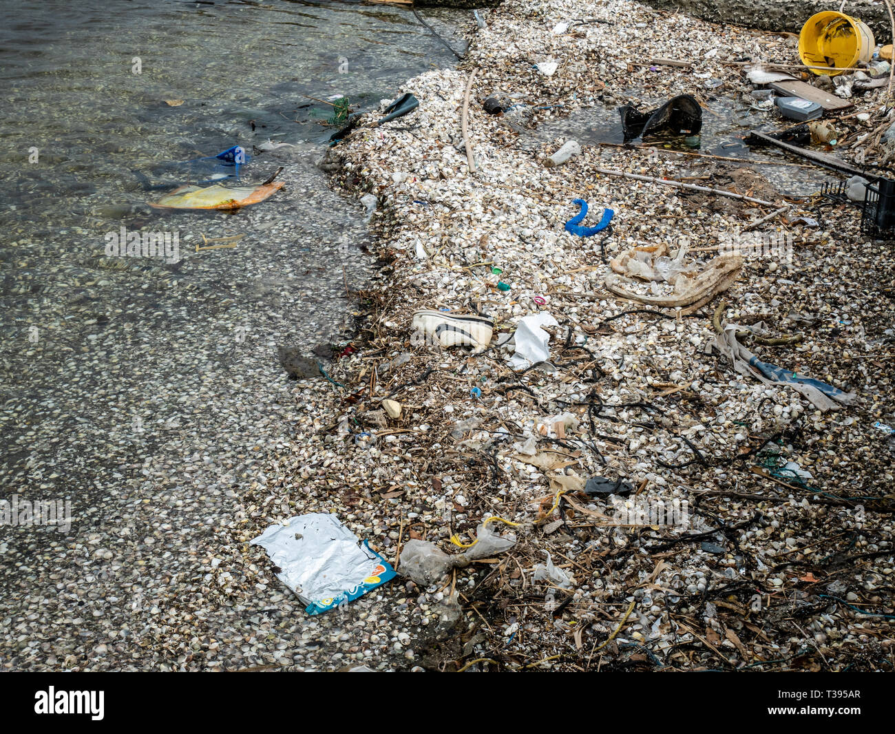 Müll auf dem See von Fusaro, Heimat der atemberaubenden "Casina Vanvitelliana". Der See ist das Juwel von turistics sein Angebot im Bacoli Stockfoto