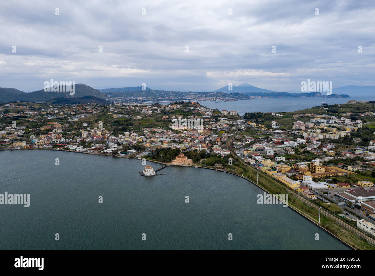 Casina Vanvitellia, eine Lago del Fusaro. Real Casino di Caccia di Ferdinando IV di Borbone. Vesuvio sullo Sfondo Stockfoto