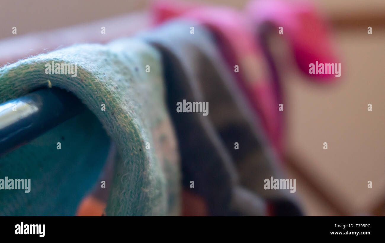 Makro Detail gewebten Umschlagsocke close up, trocknen auf einem Wäscheständer, mit unscharfen Hintergrund anderer Socken, nicht überein. Darstellung verloren, Socken, Wäsche Service Stockfoto