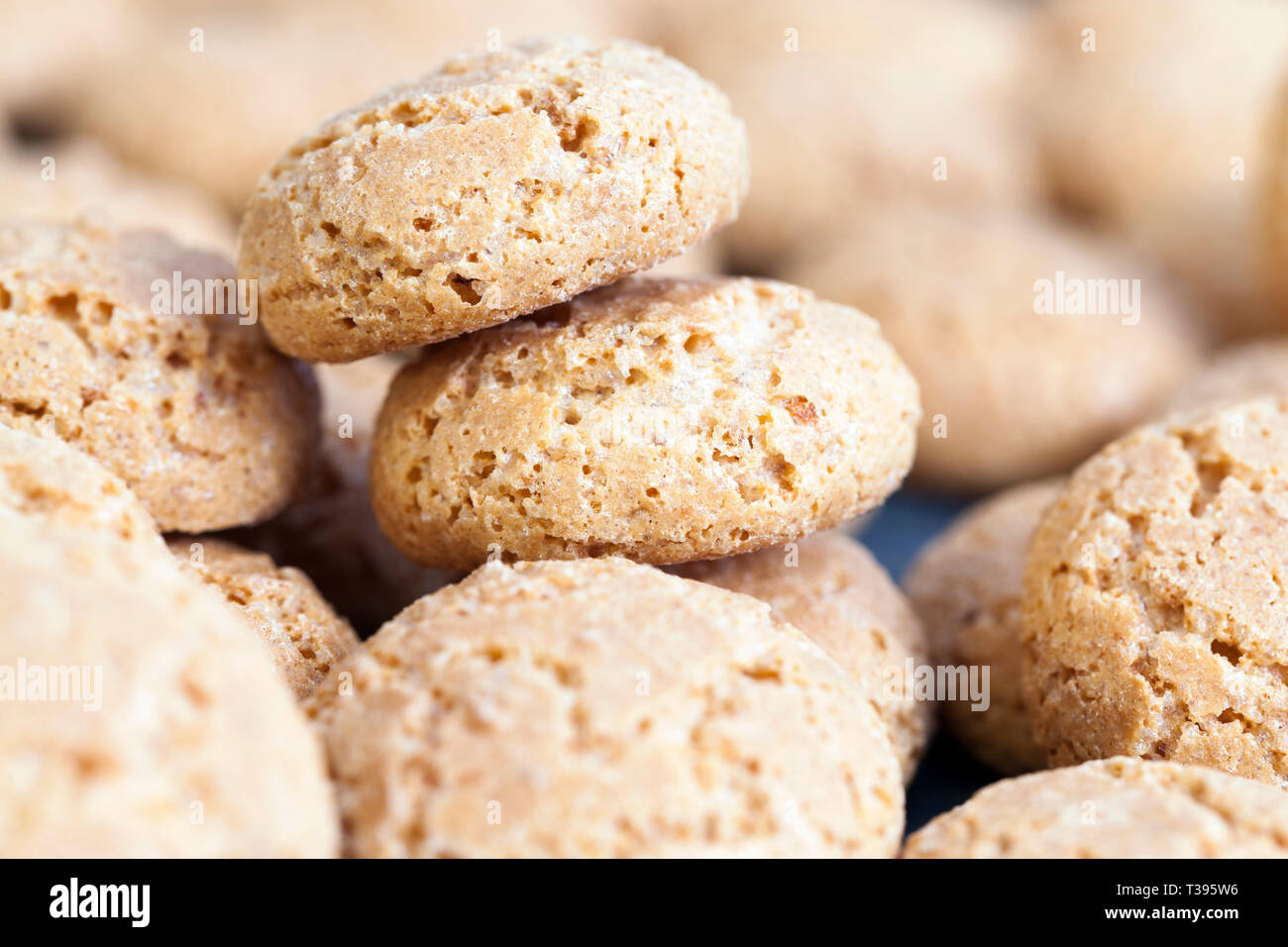 Kleine gelbe Licht Lebkuchen cookies, gestapelt, zusammen in einem Paket, close-up der leckere Backwaren Stockfoto