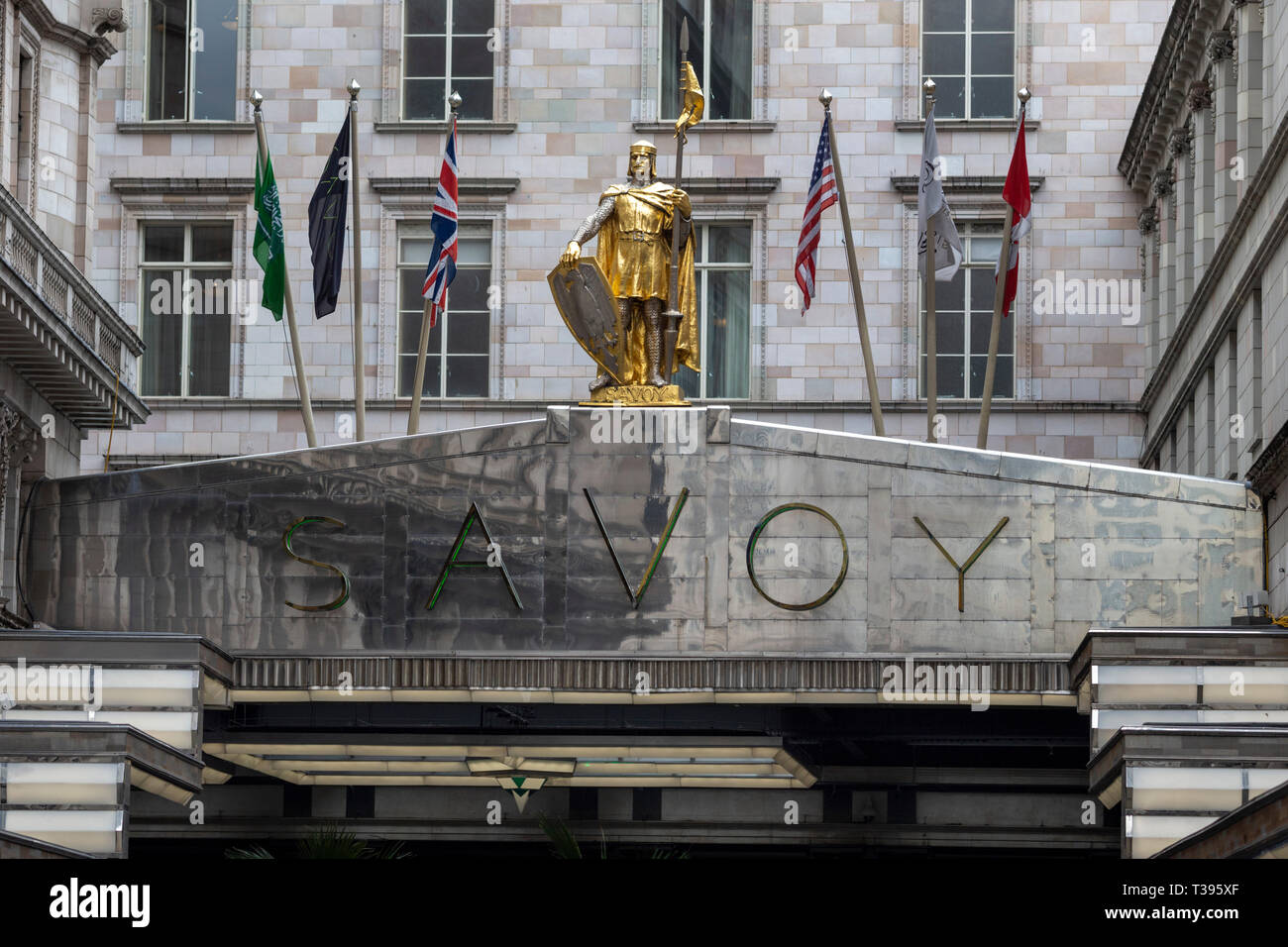 Das Hotel Savoy Eingang, Savoy Court, The Strand, London, Samstag, 23. März 2019. Foto: David Rowland/One-Image.com Stockfoto
