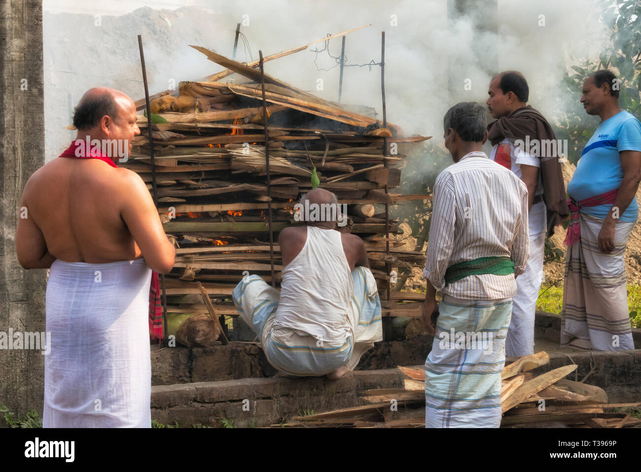 Hindu Menschen brennende Leiche am Begräbnis, Bogra District, Rajshahi Division, Bangladesch Stockfoto