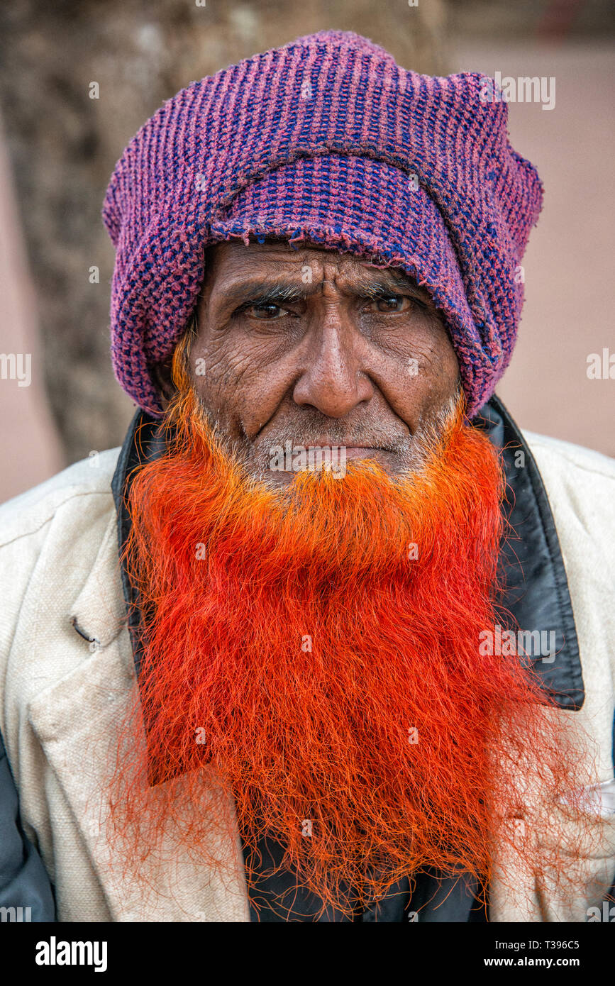 Mann mit Bart gefärbt mit Safran, Bogra District, Rajshahi Division, Bangladesch Stockfoto