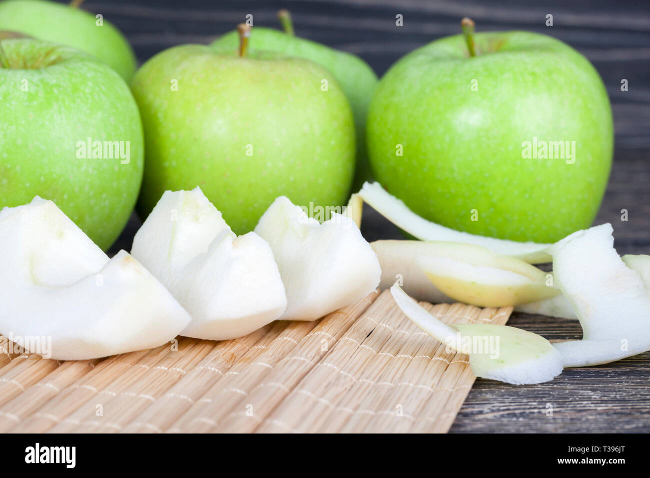 Die Küche Tisch beim Kochen eine Schale von Äpfeln Grün, und Teil der Apple ist in Scheiben geschnitten und geschält Stockfoto