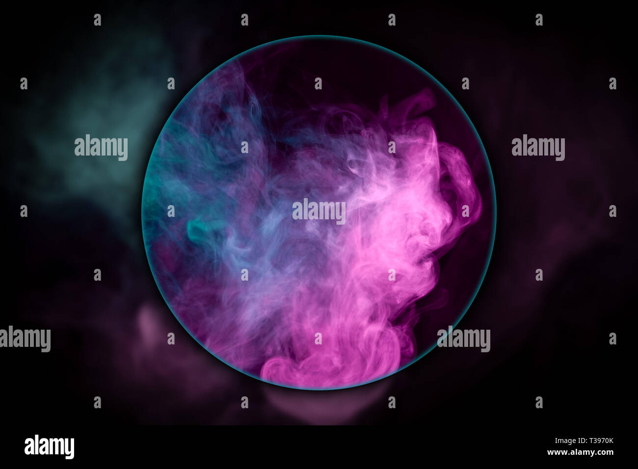 Close-up сloud Rosa und blauen Rauch unter der Lupe auf einem schwarzen Hintergrund isoliert geblasen. Hintergrund aus dem Rauch von vape Stockfoto