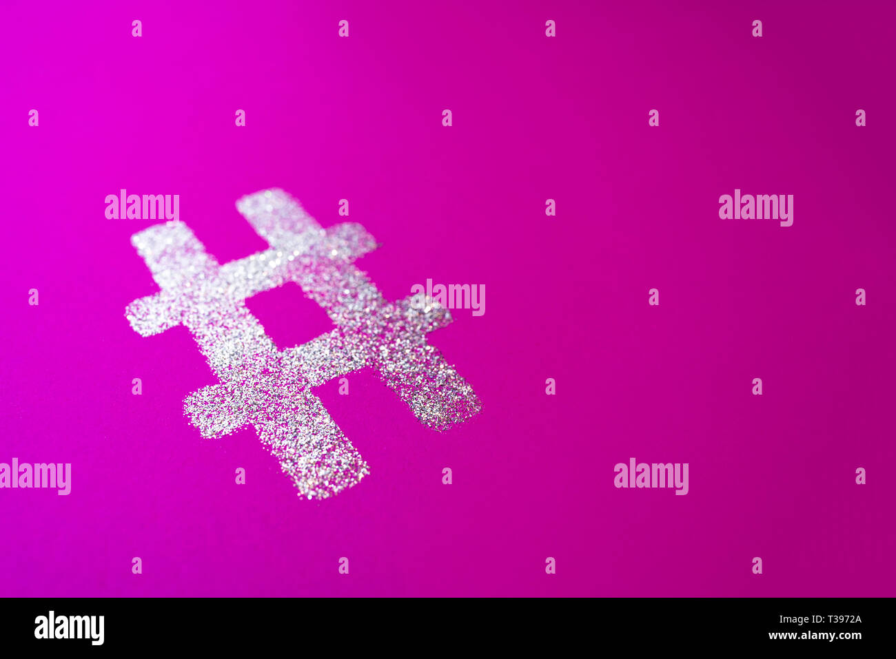 Hashtag unterzeichnen. Silber hashtag Symbol auf lila Hintergrund Stockfoto