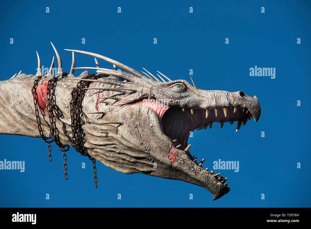 Entgangen feuerspeiende Drachen in Ketten, auf die Oberseite der Gringotts Bank, Zauberwelt von Harry Potter, diaogn Gasse, Universal Studios, Orlando. Nahaufnahme. Stockfoto