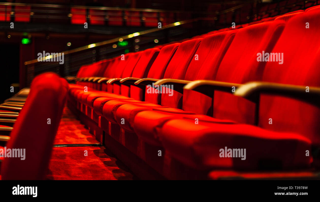 Rote Sitze in der Oper Stockfoto