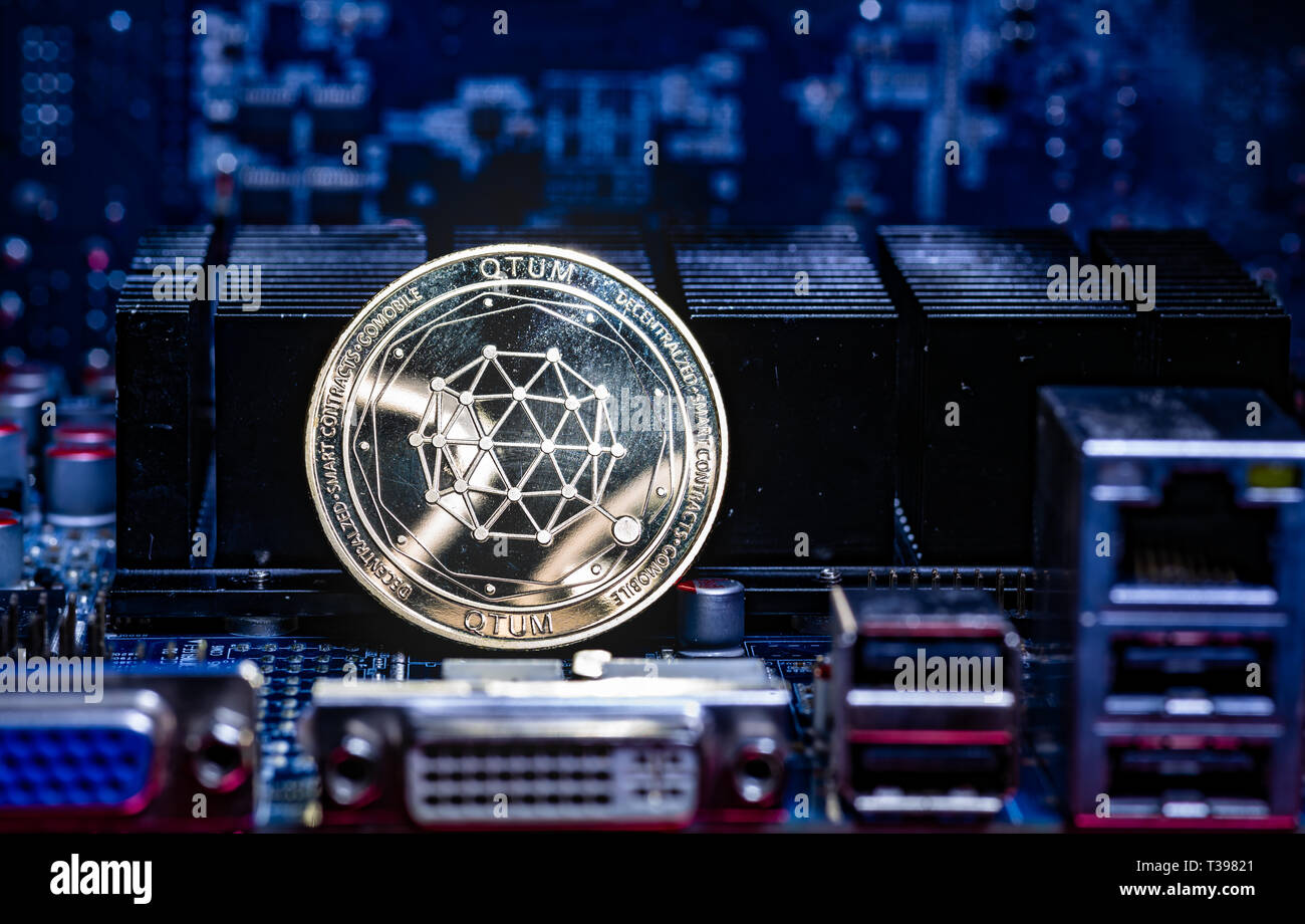 Vorderansicht des Qtum cryptocurrency über Computer Grafikkarte. Bitcoin  Mining farm Konzept Stockfotografie - Alamy