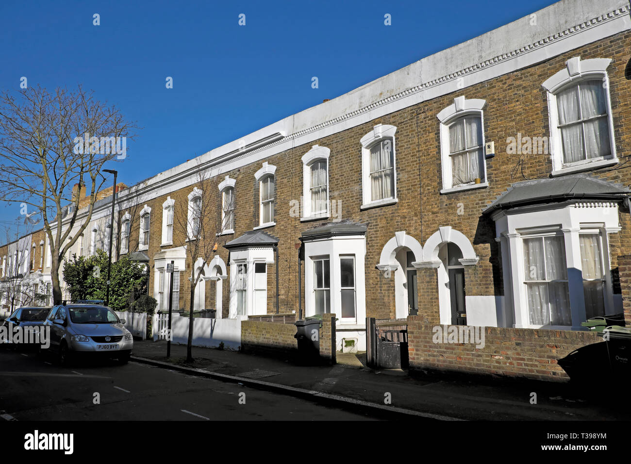 Reihe von Reihenhäusern auf Hargwyne Straße in Brixton, London SW9 England UK KATHY DEWITT Stockfoto