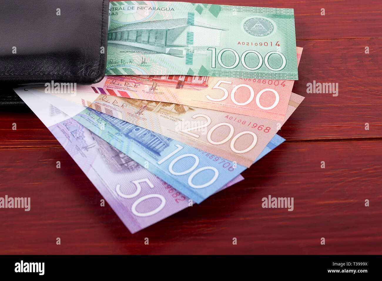 Nicaraguan Cordoba in der schwarzen Mappe Stockfoto