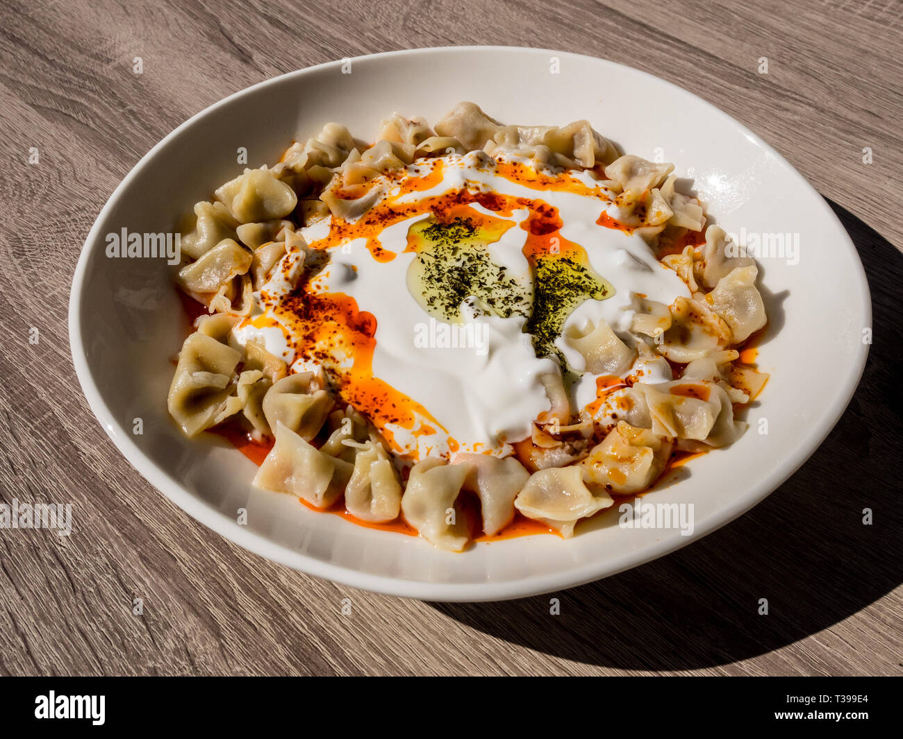 Türkische Manti mit rotem Pfeffer, Tomatensauce, Joghurt und Minze ...