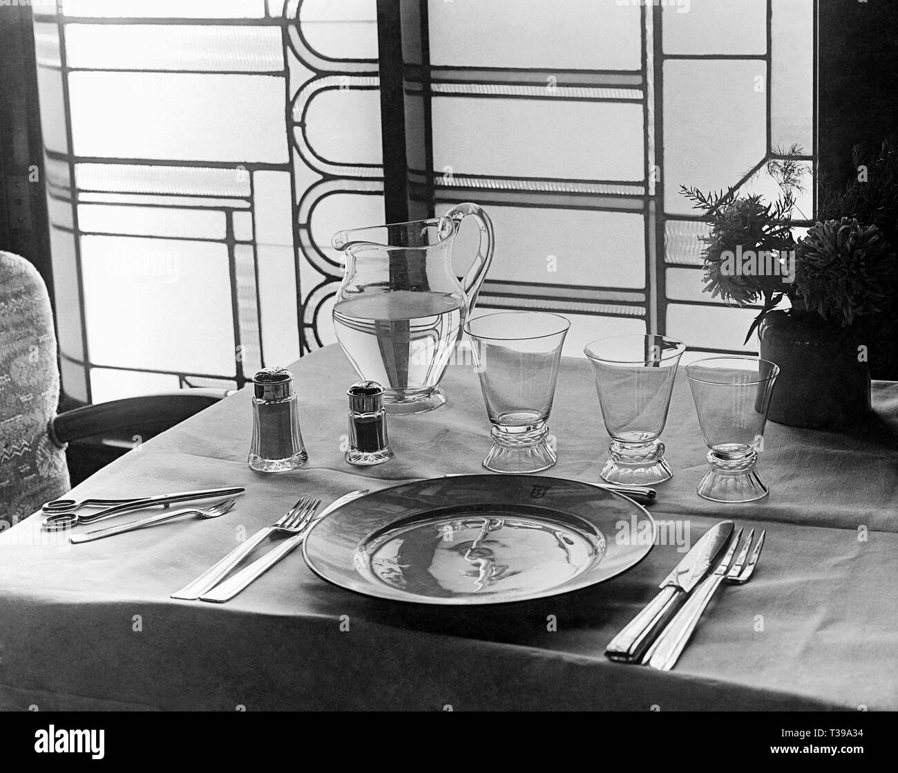 Gedeckter Tisch auf Victoria Kreuzfahrtschiff, 1957 Stockfoto