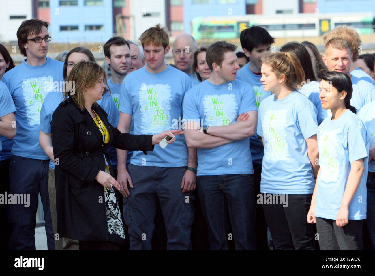 Liz Sugg rganising Partei für ein Foto op beim Manifest starten in der Konservativen Partei, London. 13.04.2010. Stockfoto